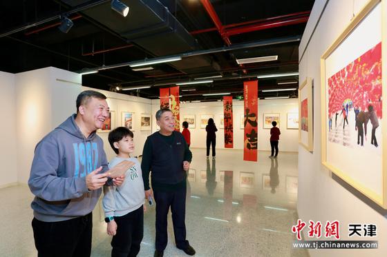 市民在展览现场观看摄影作品。刘俊苍 摄