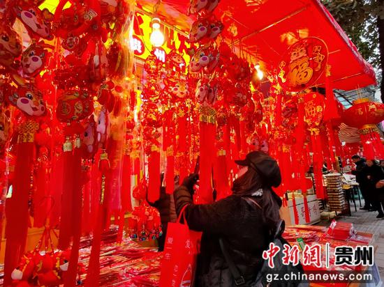 2月5日，贵阳市正新综合市场附近，民众正在选购新春氛围摆件。