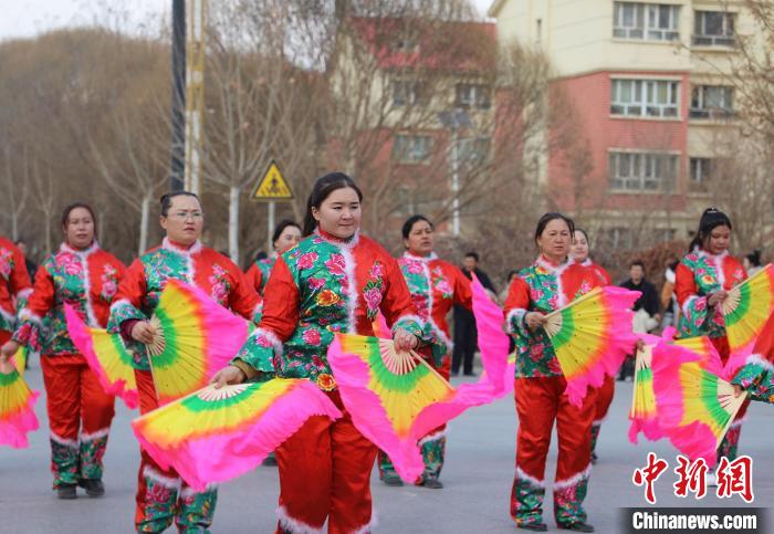 新疆图木舒克市群众社火展演迎新春