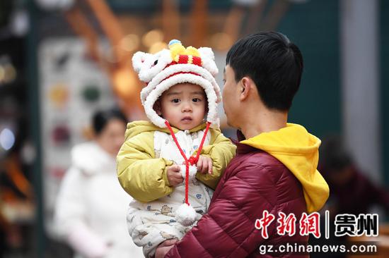 2月7日，在青云路步行街“2024百姓新春年货节”现场，一位小朋友在家人的陪同下前来游玩打卡。