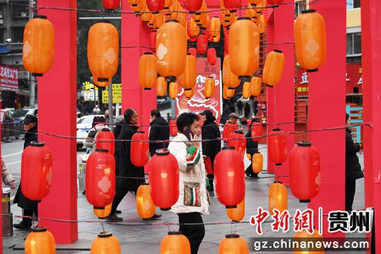 2月7日，在青云路步行街“2024百姓新春年货节”现场，市民群众正穿行于被灯笼装扮得格外喜庆的年货节大门。