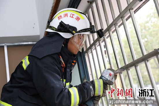 消防员拆除影响消防安全的防盗窗。余昌龙 供图