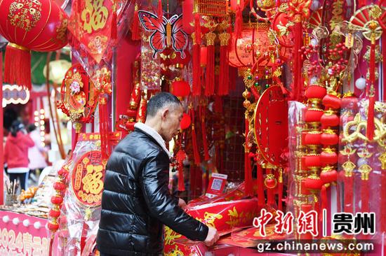 2月7日，在青云路步行街“2024百姓新春年货节”现场，市民正在选购新年饰品。