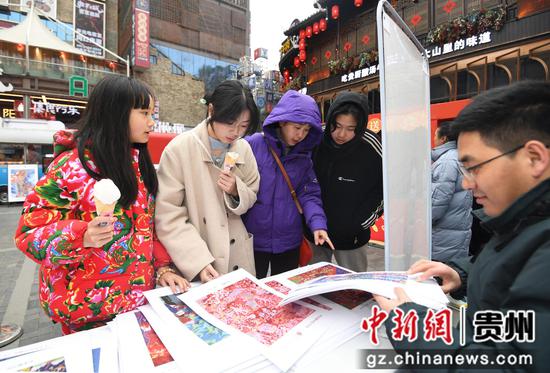 2月7日，在2024年“赏年画、过大年、爽爽贵阳新年送福”活动现场，工作人员正在向市民群众免费送年画。