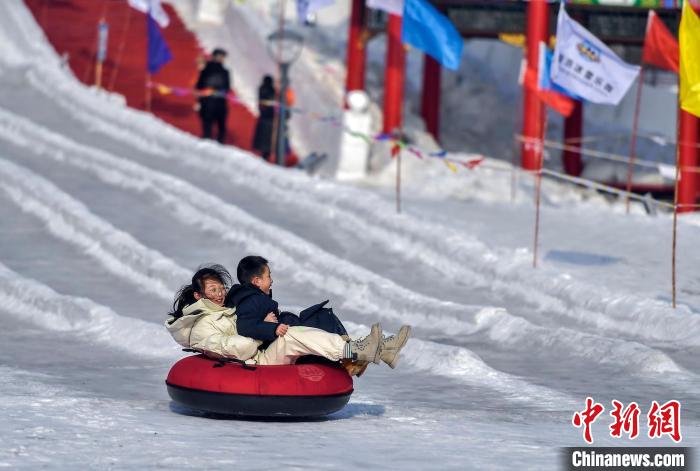 （新春走基层）乌鲁木齐市民乐享冰雪趣味