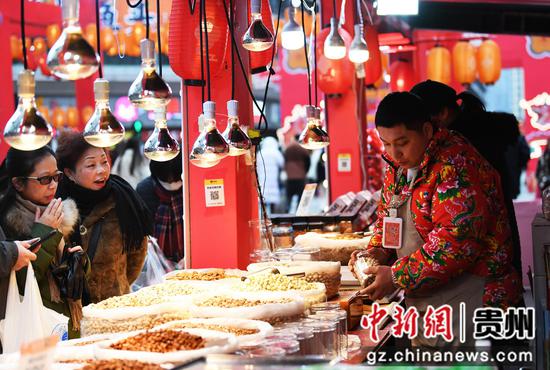 2月7日，在青云路步行街“2024百姓新春年货节”现场，不少市民群众前来购买年货。