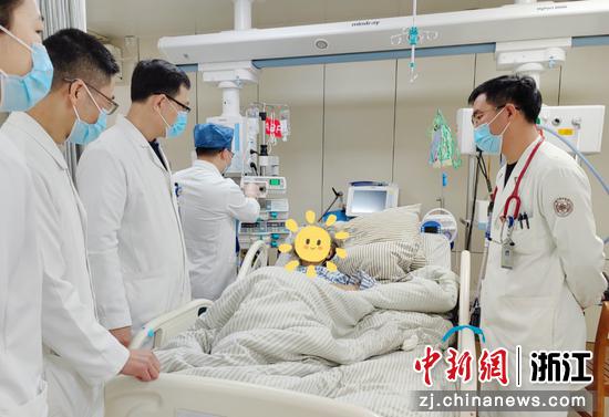 图为浙江省中医院医生看望患者王奶奶。浙江省中医院供图