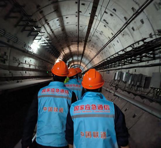 网络保障人员深入地铁1号线隧道进行网络测试优化。广西联通供图