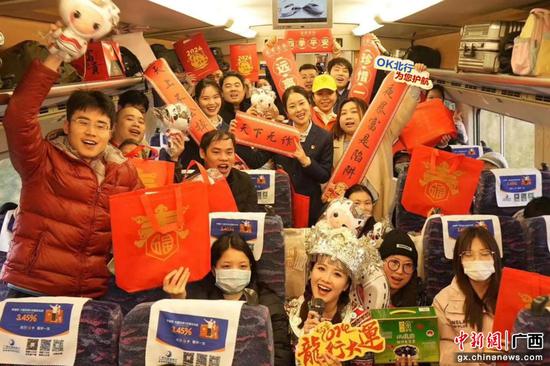 北行志愿者与参加“列车春晚”活动旅客合影