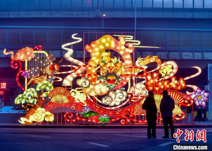 （新春走基层）乌鲁木齐：“龙”元素新春花灯“点亮”城市年味