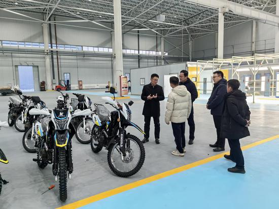2024年1月24日，新疆霍尔果斯市委副书记、市长皮履屏在霍尔果斯中金新能源摩托车产业园内了解企业生产经营情况。霍尔果斯市委宣传部供图