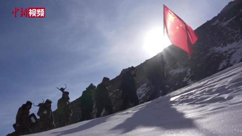 新疆警民在4200米邊防踏雪巡查