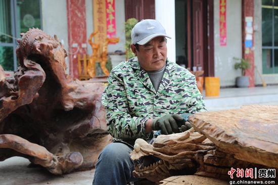 根雕手艺人正在赶制“龙”元素订单。黔南州宣传部供图
