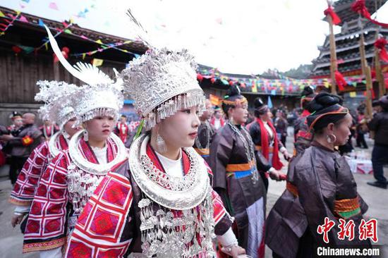 图为贵州省榕江县朗洞镇八书苗寨，苗族同胞在跳芦笙舞。韦金贵 摄