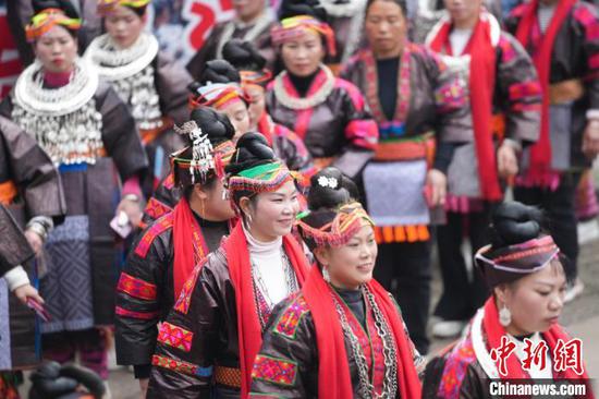 图为贵州省榕江县朗洞镇八书苗寨，苗族同胞在跳芦笙舞。韦金贵 摄