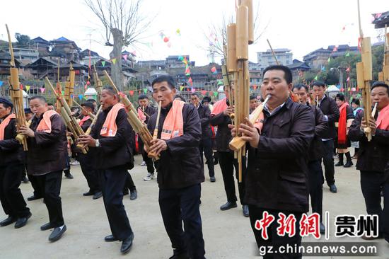 2024年2月14日，在贵州省榕江县乐里镇乔勒侗寨，侗族群众在“吃相思”活动中吹芦笙。 杨文舒 摄