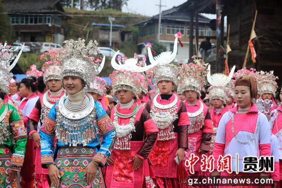 2024年2月15日，在贵州省榕江县古州镇高武村，身着盛装的苗族姑娘跳芦笙舞。杨文舒  摄