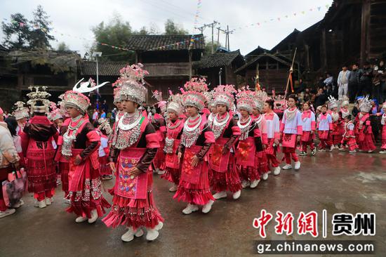 2024年2月15日，在贵州省榕江县古州镇高武村，身着盛装的苗族姑娘跳芦笙舞。杨文舒 摄