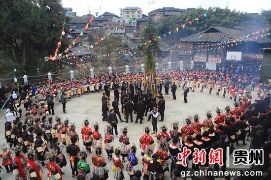 2024年2月14日，在贵州省榕江县乐里镇乔勒侗寨，侗族群众在“吃相思”活动中跳芦笙舞。  杨文舒 摄