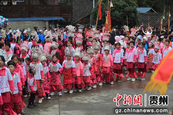 2024年2月15日，在贵州省榕江县古州镇高武村，身着盛装的苗族姑娘跳芦笙舞。 杨文舒 摄