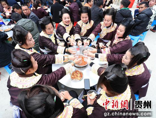 2024年2月14日，在贵州省榕江县乐里镇乔勒侗寨，侗族群众在“吃相思”活动中举杯欢庆。  杨文舒 摄