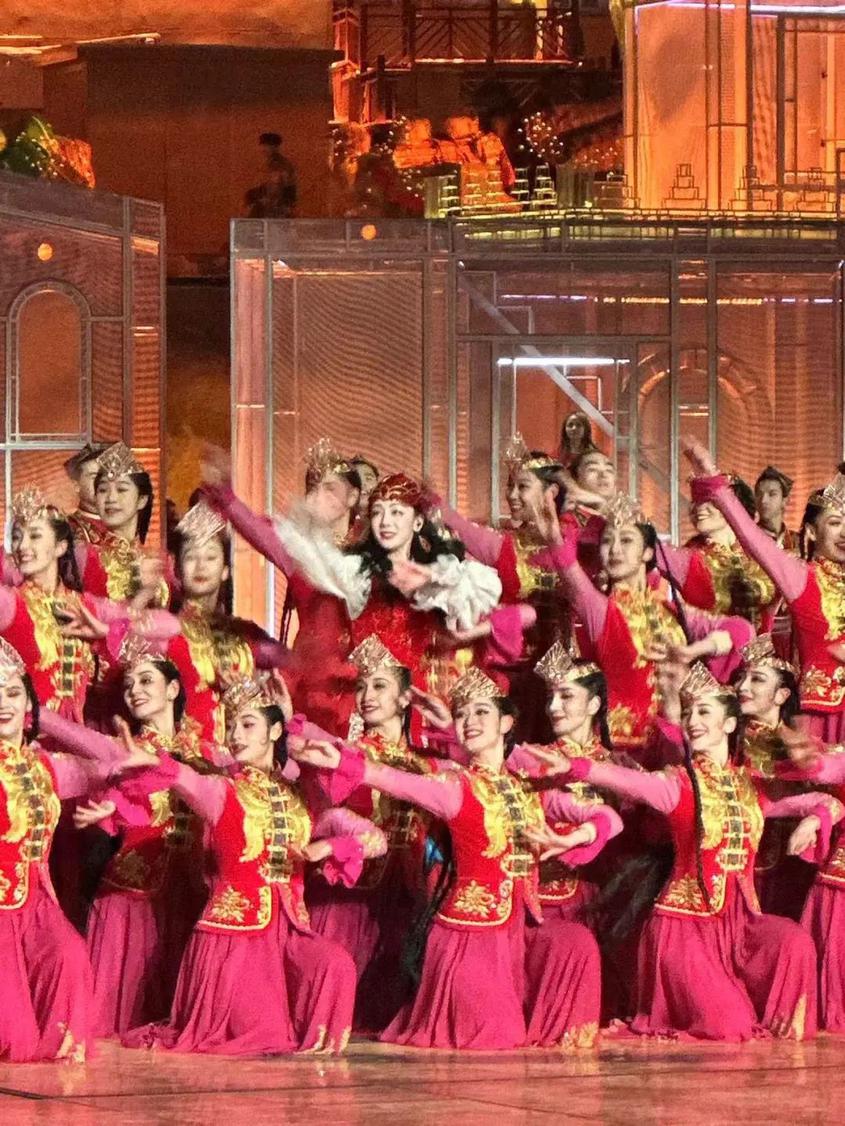 柯坪县文工团演员古丽尼格尔·尼亚孜（迪丽热巴左手下方）参与《舞乐新疆》节目演出。