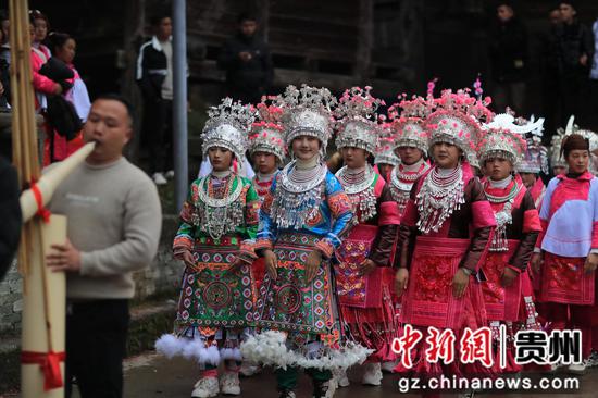 2024年2月15日，在贵州省榕江县古州镇高武村，身着盛装的苗族姑娘跳芦笙舞。  杨文舒 摄