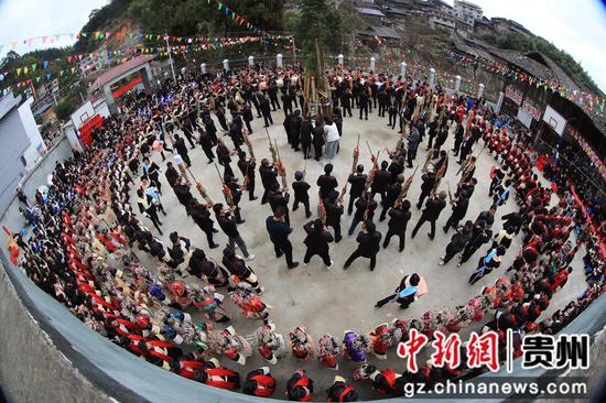 2024年2月14日，在贵州省榕江县乐里镇乔勒侗寨，侗族群众在“吃相思”活动中跳芦笙舞。  杨文舒 摄