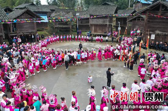 2024年2月15日，在贵州省榕江县古州镇高武村，身着盛装的苗族姑娘跳芦笙舞。杨文舒 摄