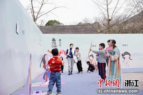游客参与梅花节互动游戏。闫石供图