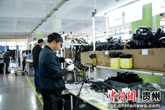 2月18日，工人在贵州顺创电器股份有限公司生产线上作业。陈庆军 摄