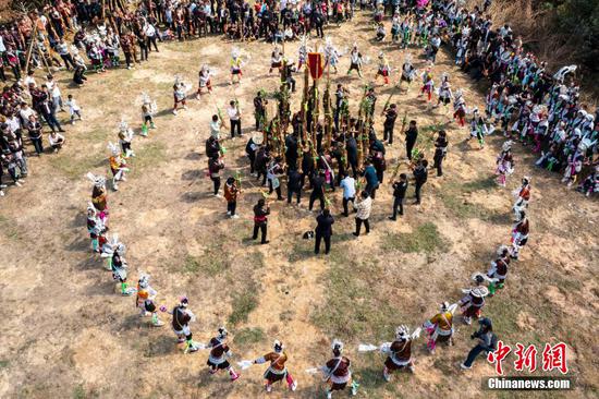 图为在贵州省从江县丙妹镇敖里苗寨，黔桂民众跳芦笙踩堂舞。