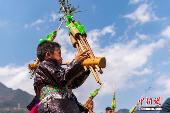 在贵州省从江县丙妹镇敖里苗寨，黔桂民众吹奏芦笙比响。