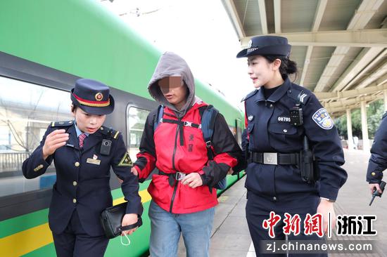 乘警和列车长帮助盲人旅客乘降。中新社发 贺瑞明 摄