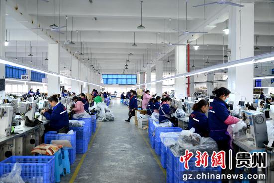 2月18日，2月18日，工人在贵州湃瑞斯鞋业有限公司生产线上作业。陈庆军摄