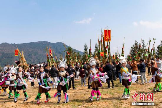 黔桂民众跳芦笙踩堂舞。