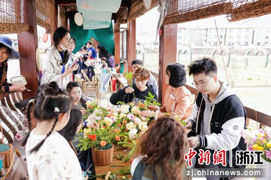 游客参与丰惠梅花节系列活动。闫石供图