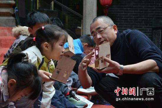 春节非遗活动受到孩子们欢迎。