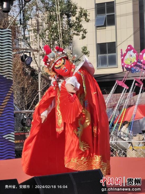 “兔盈龙腾 农信黔行----乡亲邻里迎新春” 流动乡村小舞台走进紫云县, 变脸表演 袁堇峰摄 “兔盈龙腾 农信黔行----乡亲邻里迎新春” 流动乡村小舞台走进紫云县, 变脸表演 袁堇峰摄