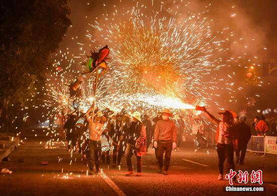 图为贵州省松桃苗族自治县孟溪镇寨杆村举行“炸龙”活动。