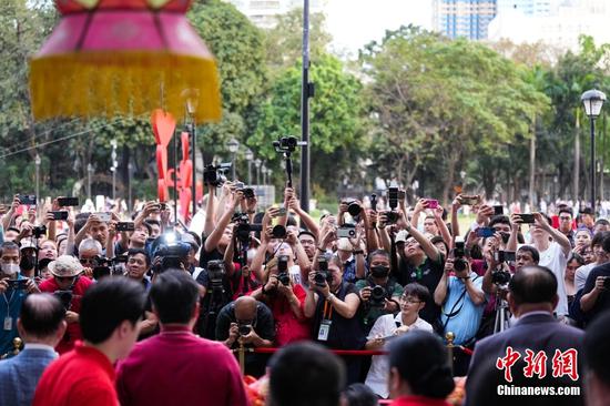 当地时间2月18日，第二十届菲中传统文化节在位于菲律宾马尼拉的黎刹公园中国园举行。图为开幕式现场吸引当地民众拍照。中新社记者 张兴龙 摄