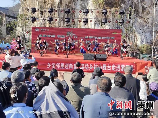 “兔盈龙腾 农信黔行----乡亲邻里迎新春” 流动乡村小舞台走进紫云县, 苗族舞蹈《敲醒春天》 袁堇峰摄 “兔盈龙腾 农信黔行----乡亲邻里迎新春” 流动乡村小舞台走进紫云县, 苗族舞蹈《敲醒春天》 袁堇峰摄