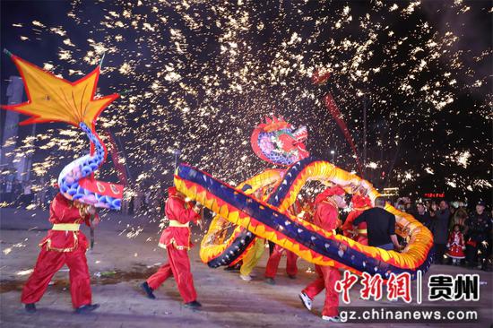 2月18日，在大方县六龙镇舞龙现场，“火龙”在“铁水流星”中舞动 。何志刚摄