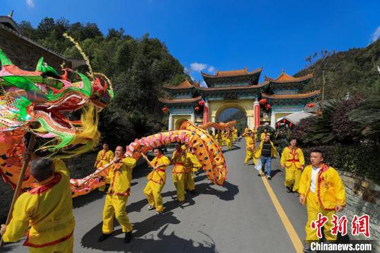2月18日，村民在贵州梵净山景区参加“群龙荟萃闹新春”民俗文化活动。李鹤 摄