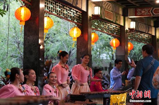当地时间2月18日，第二十届菲中传统文化节在位于菲律宾马尼拉的黎刹公园中国园举行。图为菲律宾丝竹管弦乐表演吸引观众拍照。中新社记者 张兴龙 摄