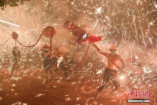 图为贵州省松桃苗族自治县孟溪镇寨杆村举行“炸龙”活动。