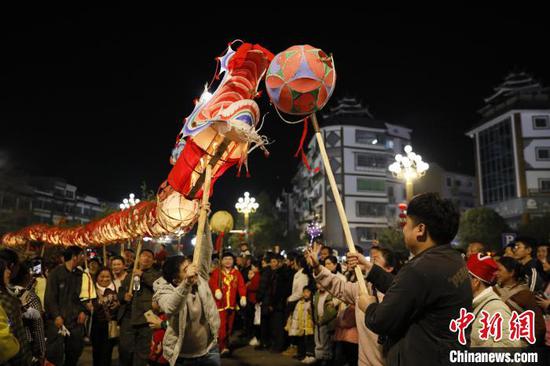 图为“群龙闹新春”传统龙灯展演上的巡游展演。向天祥 摄