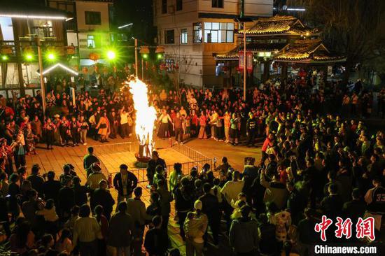图为“村晚”篝火环节。　中新网记者 瞿宏伦 摄