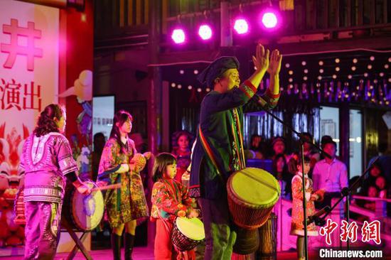 图为布依族歌曲与非洲鼓结合节目表演。中新网记者 瞿宏伦 摄