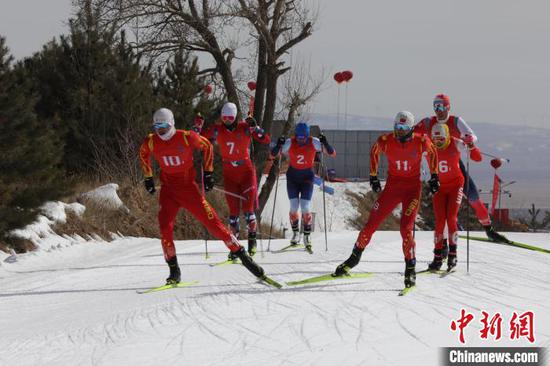 图为越野滑雪公开组男子团体短距离比赛现场。海军摄